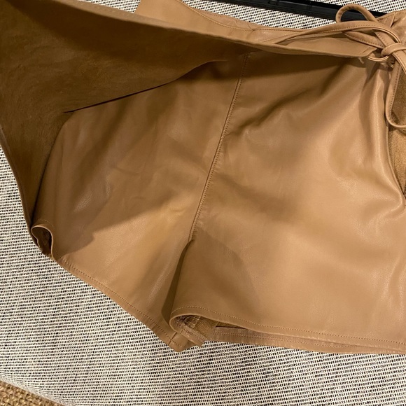 Abercrombie and fitch leather skort. Pristine condition, worn once. Size small - Picture 2 of 4